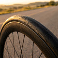 Pirelli P4 Sport 700x24C Faltreifen schwarz für Rennräder. Leichter Langstreckenreifen mit TechBELT Pannenschutz. Hohe Performance.