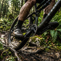 Robuste SRAM NX Eagle DUB FAT Kurbelgarnitur am MTB auf schlammigem Trail in Aktion.