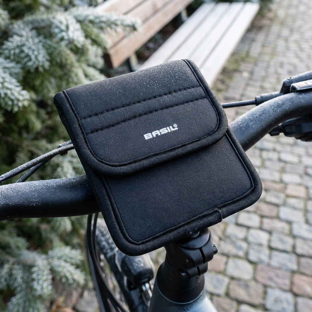 Basil Schutz E-Bike Display (Bosch, Shimano Steps) am Lenker eines E-Bikes, frostige Winterlandschaft.