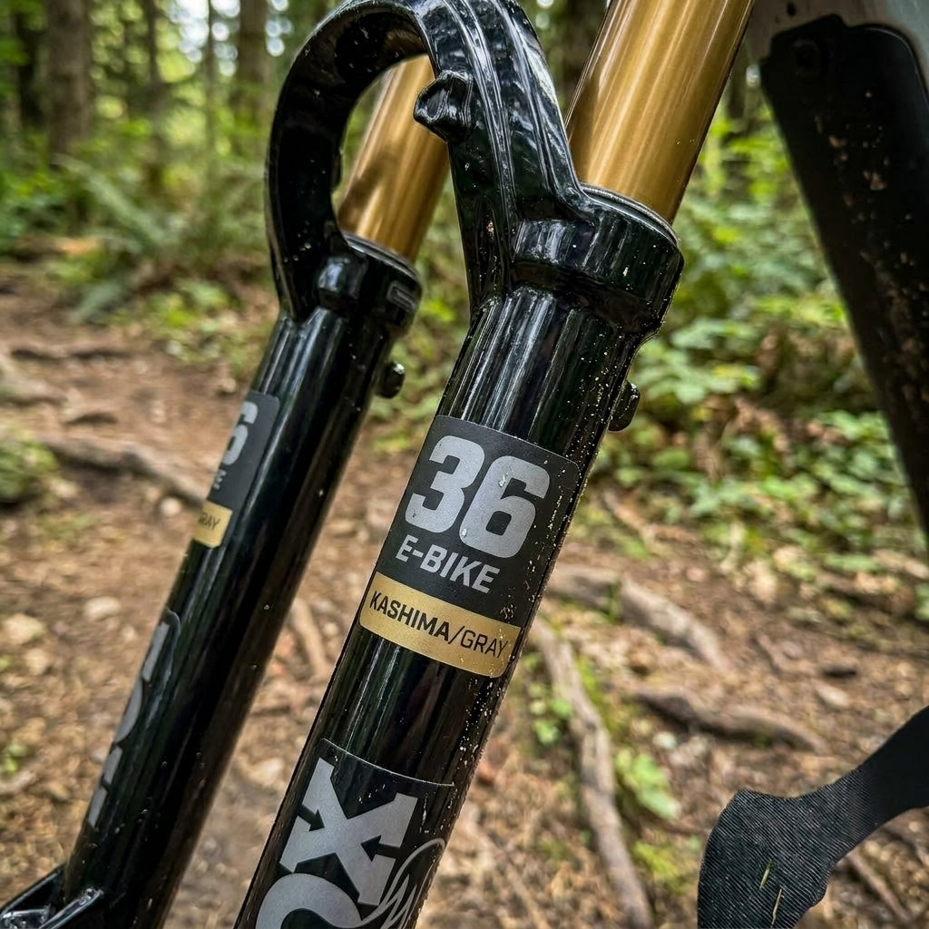 FOX Decal Kit 36 E-Bike, Kashima/Gray Logo. Hochwertiger Aufkleber für glänzend schwarze FOX Federgabeln. Schutz und Tuning.