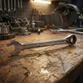 Unior 160-2 Fahrrad-Gabelratschenringschlüssel 12mm auf abgenutzter Holzwerkbank in beleuchteter Werkstatt.