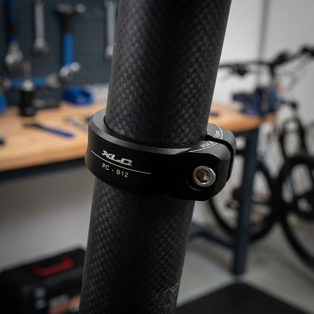 Schwarzer XLC Sattelstützklemmring PC-B12 Ø34,9mm 15mm auf Carbon-Sattelstütze.