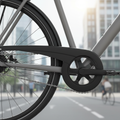 Hebie Kettenschutz 1flügelig 38 Zähne schwarz für Nabenschaltung am Fahrrad in urbaner Umgebung.