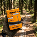 Continental Conti Tube MTB 29 Light Schlauch 47/60-622 SV 60mm in Hand im Wald.