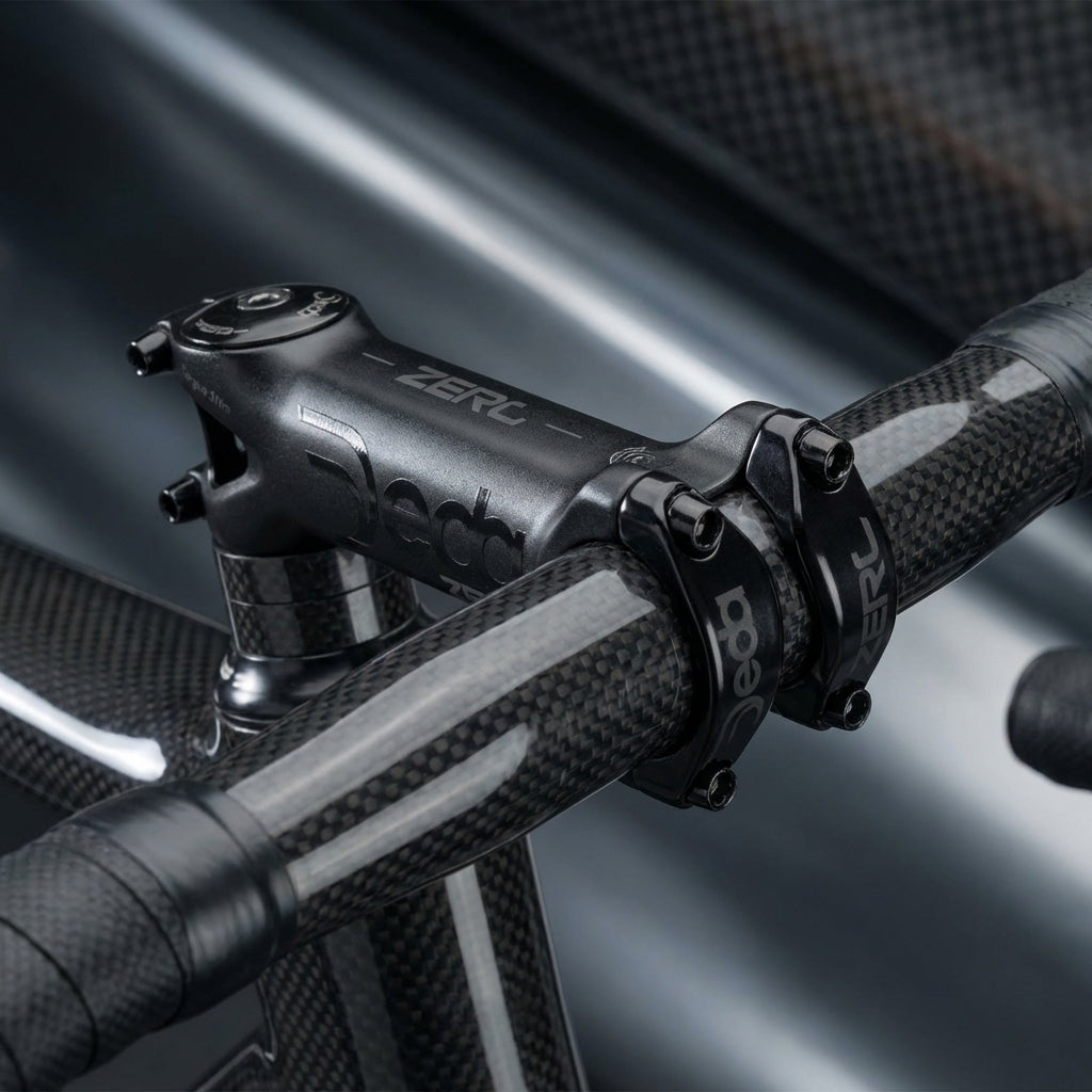 Deda Zero2 OS 50 mm Vorbau schwarz auf Carbon-Rennrad montiert.