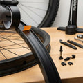 Race Face Tubeless Kit 10m x 37mm: Schwarzes Tubeless-Band auf Fahrradfelge für zuverlässige Dichtung.