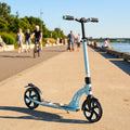 Scooter Six Degrees Aluminium SG pastell-blau 205mm am Flussufer.