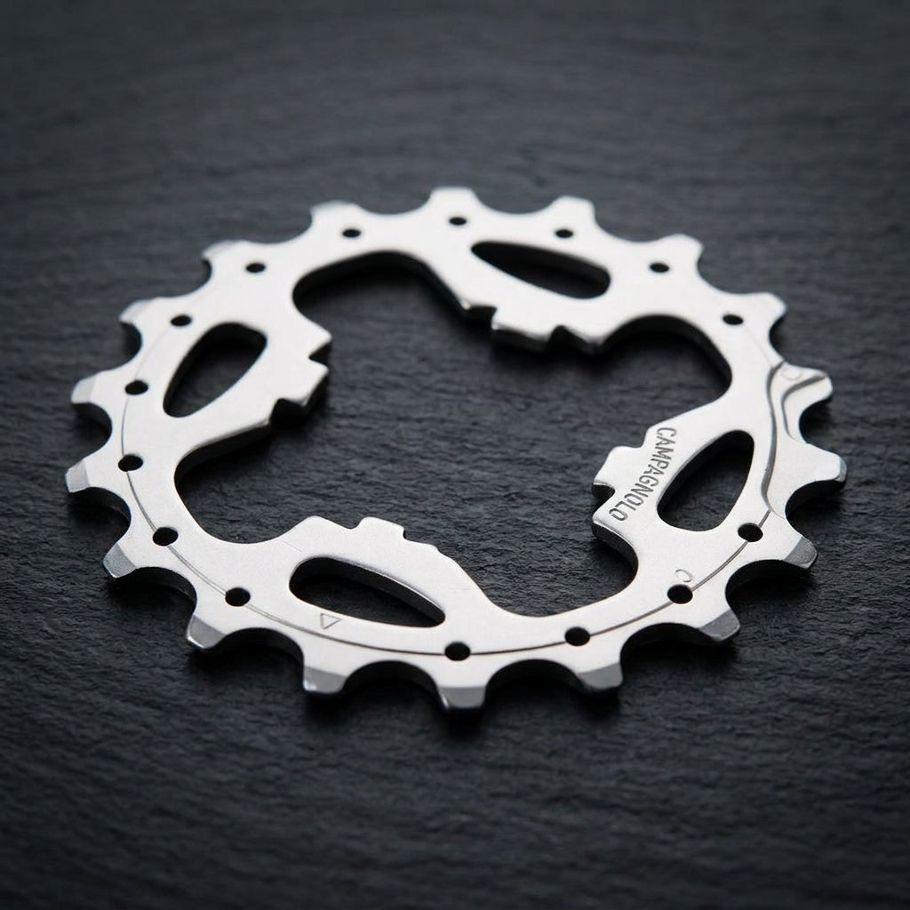 Silberner Campagnolo Centaur 11-fach Zahnkranz mit 13 Zähnen auf dunklem, strukturiertem Hintergrund.