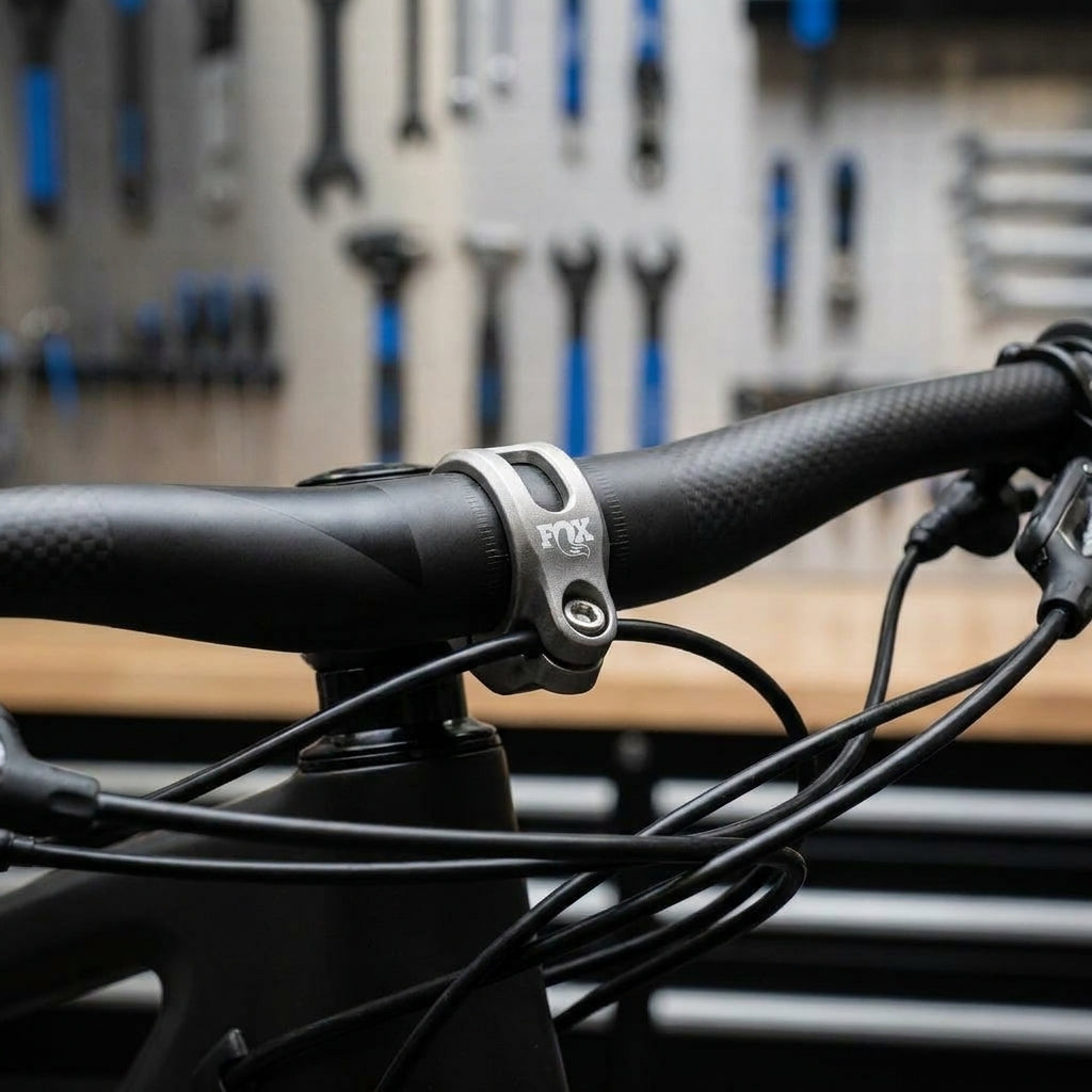 FOX Cable Hanger für 2020 SuperStrut Remote. Robuster Druckguss Kabelhalter für saubere MTB Cockpit Kabelführung. Einfache Montage.