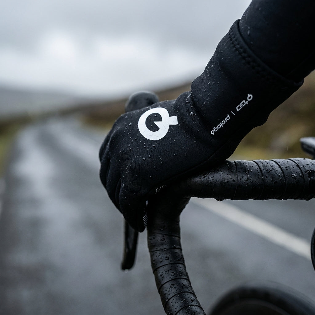 Prologo Langfingerhandschuh Drop Neopren schwarz Gr S an nassem Fahrradlenker im Regen.
