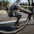 SHIMANO DURA-ACE Di2 RD-R9250 12-fach Schaltwerk am Rennrad in Bewegung auf der Straße.