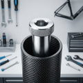Silberne SHIMANO Rändelmutter 25mm mit Innensechskant im Carbon-Gabelschaft, Fahrradwerkstatt-Hintergrund.
