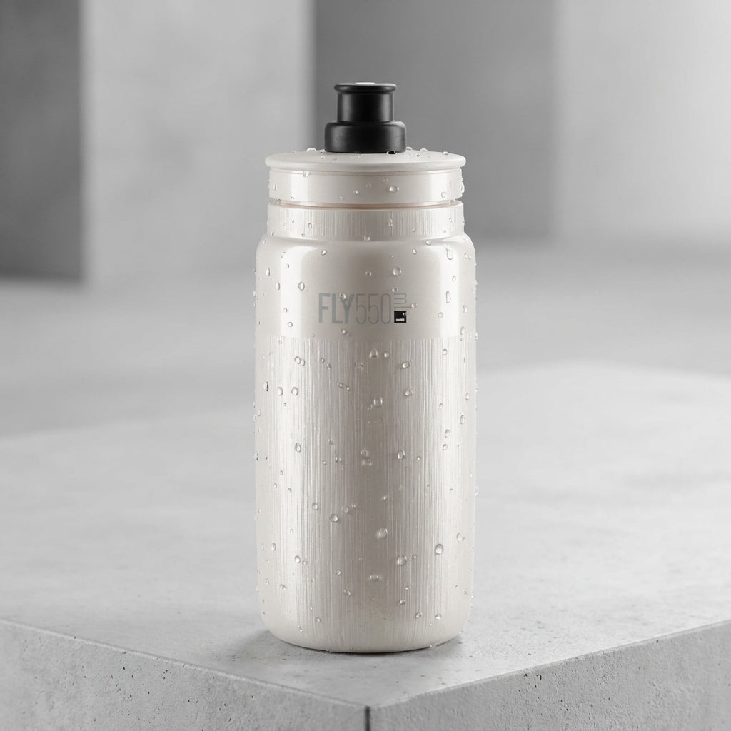ELITE Fly Tex 550 ultraleichte Sport-Trinkflasche perlweiß mit Top-Grip und Wassertropfen.