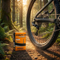 Continental Conti MTB 29 Fahrradschlauch mit 60mm Ventil auf Waldweg neben Mountainbike bei Sonnenuntergang.