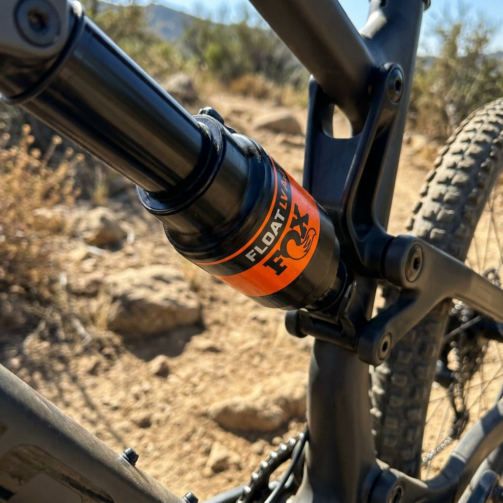 FOX Decal FLOAT LV Adj Orange Long Aufkleber für FOX FLOAT Dämpfer. Orangener Schutz und Factory-Look für dein Mountainbike.