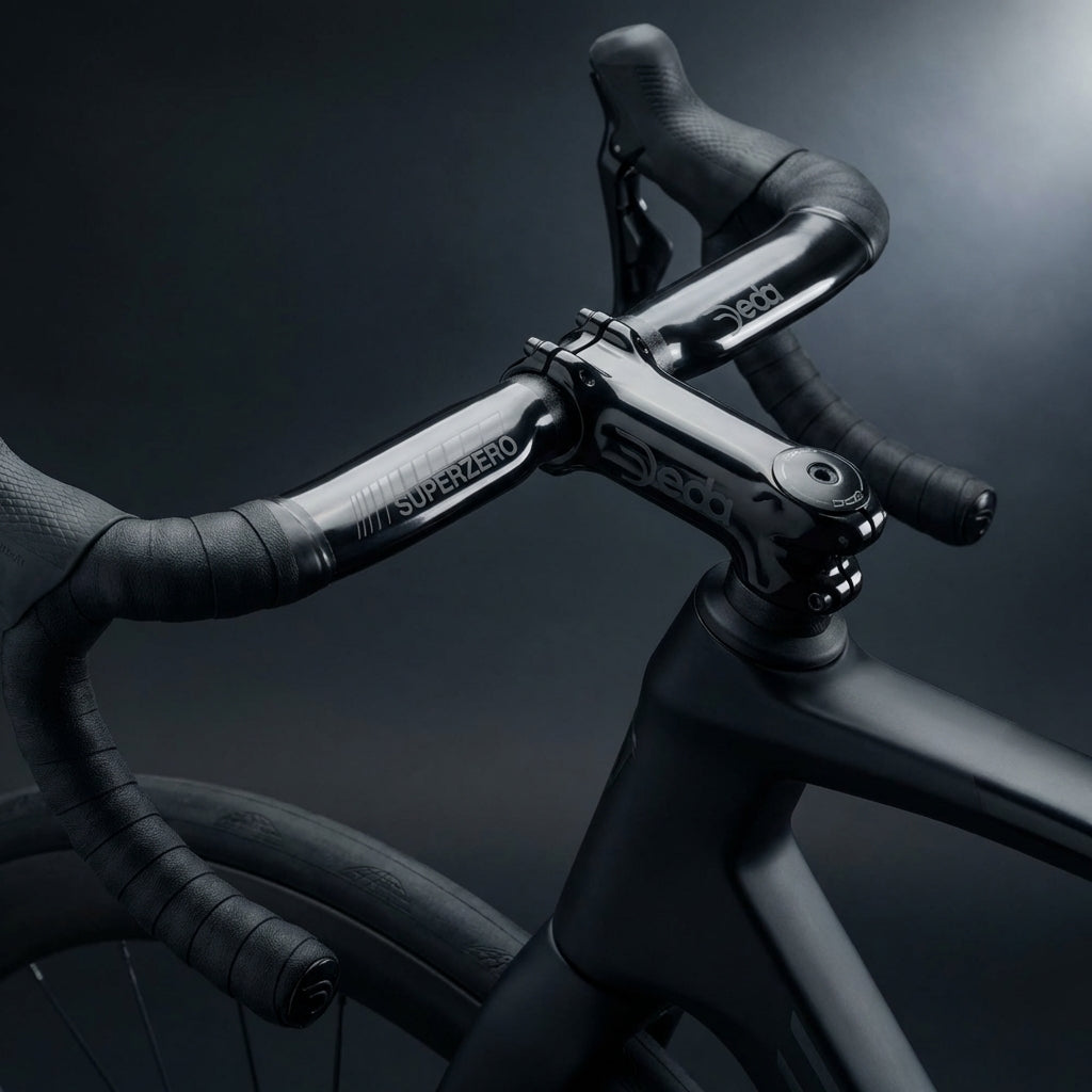 Deda Superzero DCR Alu Lenker 440mm glanzschwarz auf einem schwarzen Rennrad.