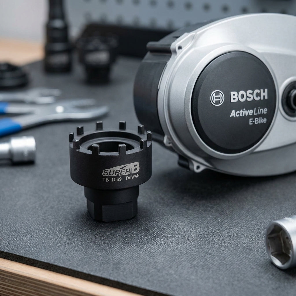 CNC-gefrästes SuperB TB-1069 Lockring-Werkzeug für Bosch Active Line E-Bike Motor auf Werkbank.