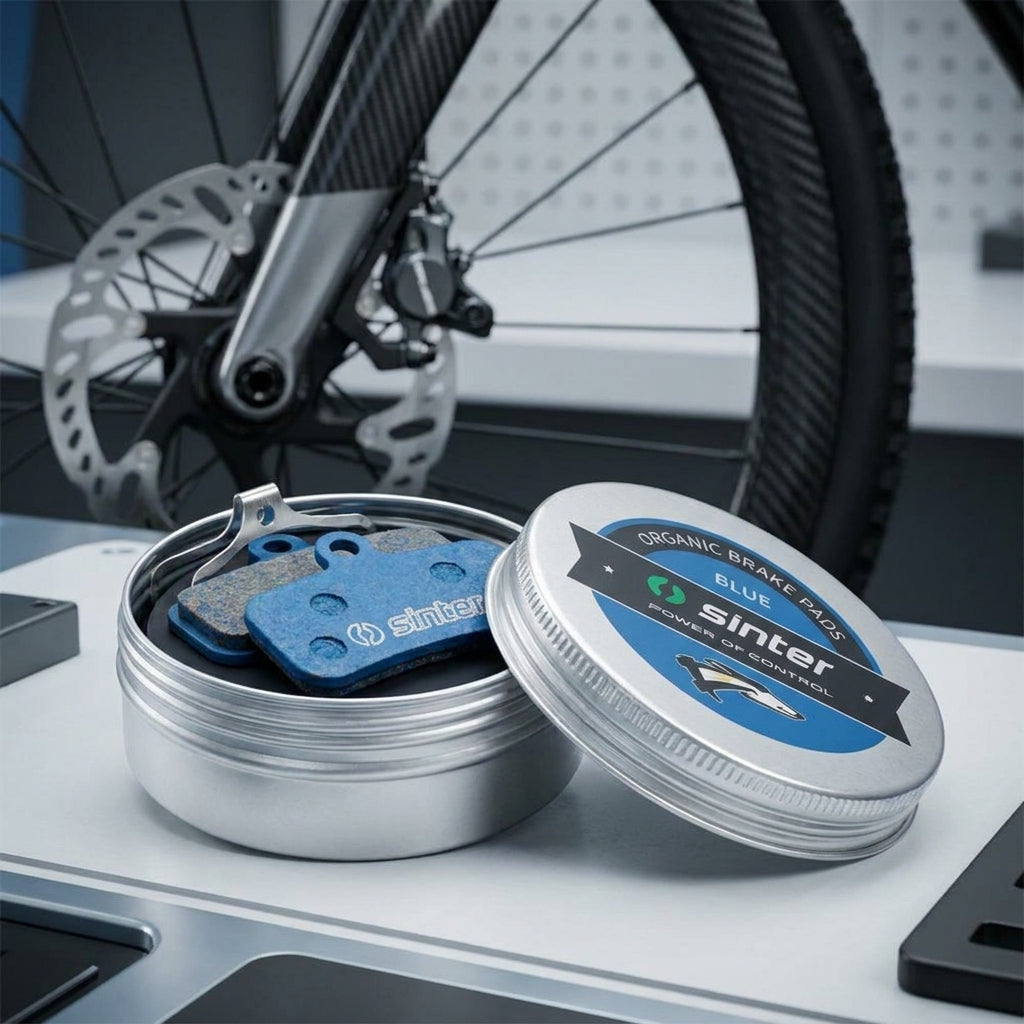 Sinter 003 Shimano D organische E-Bike Scheibenbremsbeläge, blau, im Set in Dose, vor Fahrradbremse.