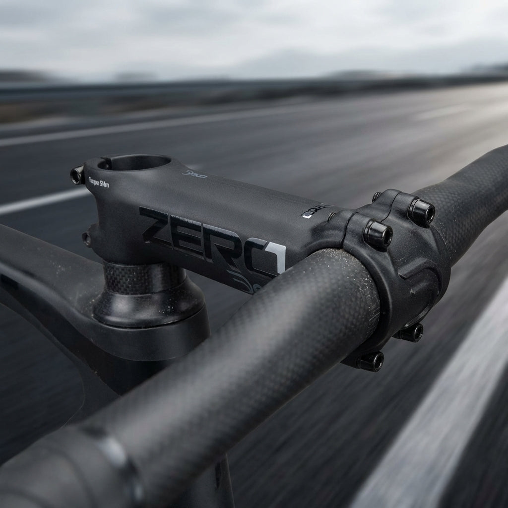 Deda Zero1 OS Fahrradvorbau 100mm, schwarz auf schwarz, am Lenker eines Rennrads in Bewegung.