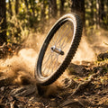 Crankbrothers Synthesis Aluminium Enduro VR Laufrad 27.5 Zoll in dynamischer Fahrt auf staubigem Trail.