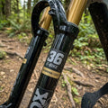 FOX Decal Kit 36 E-Bike Kashima/Gray Logo auf glänzend schwarzer Federgabel. Hochwertiges Tuning und Schutz für FOX Gabeln.