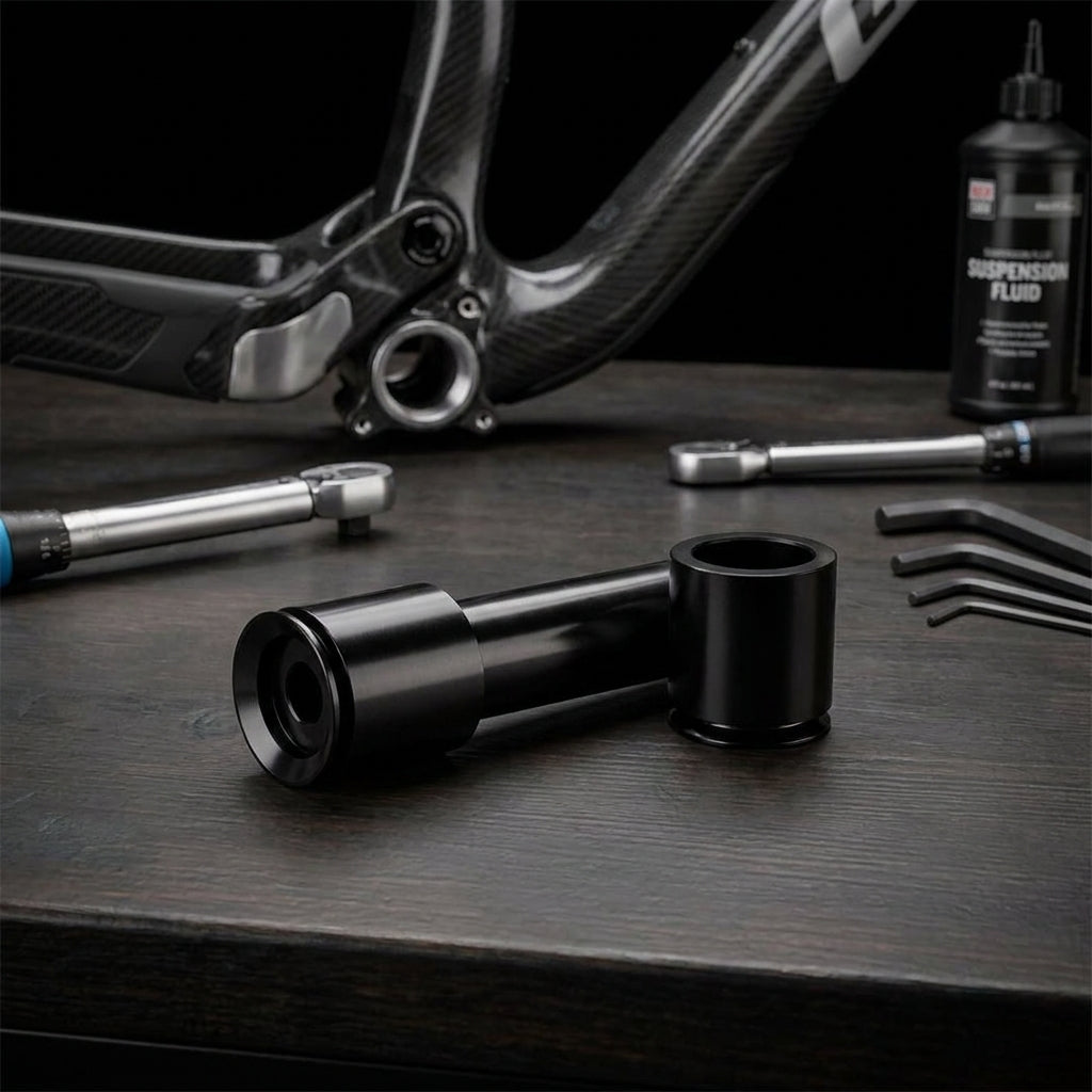 RockShox Dämpfer-Montagekit 3-teilig 1/2" 6x50.0 für Fahrrad-Hinterbau, mit Carbonrahmen und Werkzeug auf Werkbank.