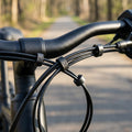 Westphal Lenkerklammer Clampsy hält Fahrradkabel sauber am Lenker auf Waldweg.