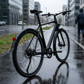 Schwarzes XLC Schutzblechset MG-F05 an einem 28" Fahrrad auf nasser Straße bei Regen in der Stadt.