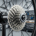 SHIMANO ULTEGRA CS-6700 10-fach 11-28Z Kassette am Rennrad-Hinterrad.