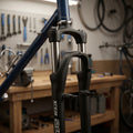 SR Suntour XCE Federgabel 26 Zoll 80mm schwarz V-Brake mit 1 Zoll Gewindeschaft an blauem Fahrradrahmen montiert.