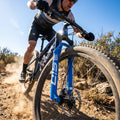 Mountainbiker auf Trail mit Rockshox SID Federgabel. Ideal für Rockshox SIDLuxe Ultimate HR Dämpfer.