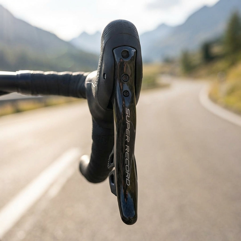 Campagnolo Super Record 12s WRL Schalt-Bremshebel rechts am Rennradlenker. Bergstraße im Hintergrund.