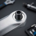 SHIMANO Klemmschraube M6x19 FC-M617 in silberner Fahrradkurbel, Nahaufnahme mit Werkzeug im Hintergrund.