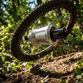 Silberne Race Face Vault High-Performance SRAM XD Hinterradnabe am Mountainbike-Hinterrad in Aktion, Wald.