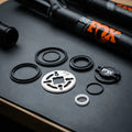 FOX Service Set Neg Plate Subassembly Rhythm 38: Präzises Tuning-Kit für FOX Rhythm 38 Federgabel. Wartung für optimale Performance.
