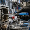 Unior Schraubendreher für Innensechskant 4mm Kugelkopf, 3K-Griff, an Motorteil verwendet von Hand mit Handschuh.