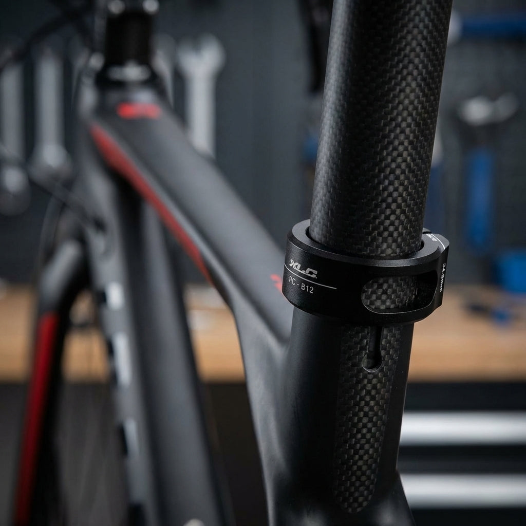 XLC Sattelstützklemmring PC-B12 Ø34,9mm schwarz am Carbon-Fahrradrahmen.
