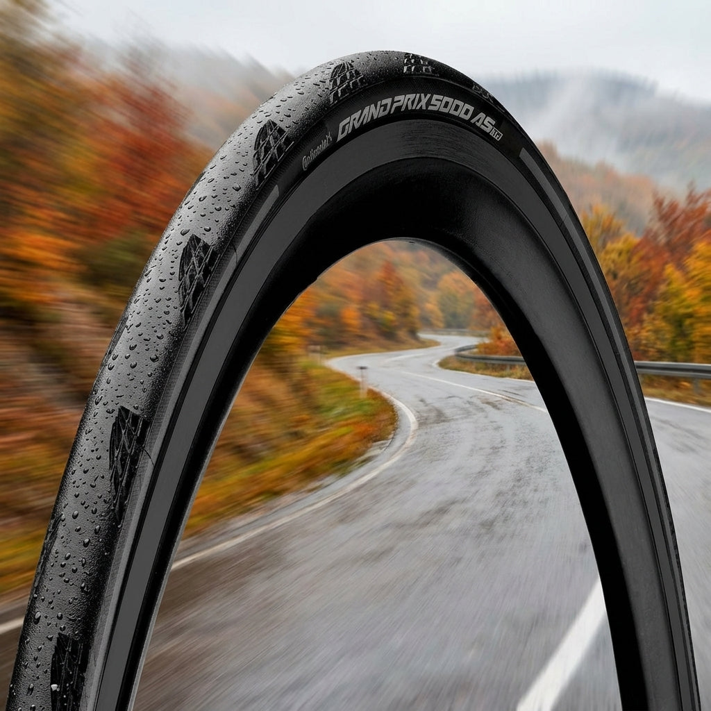 Continental Grand Prix 5000 AllSeason TLR Reflex Fahrradreifen nass auf kurviger Herbststraße.