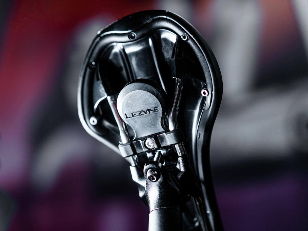 Lezyne Matrix Saddle Tagger Apple Airtag Halterung schwarz