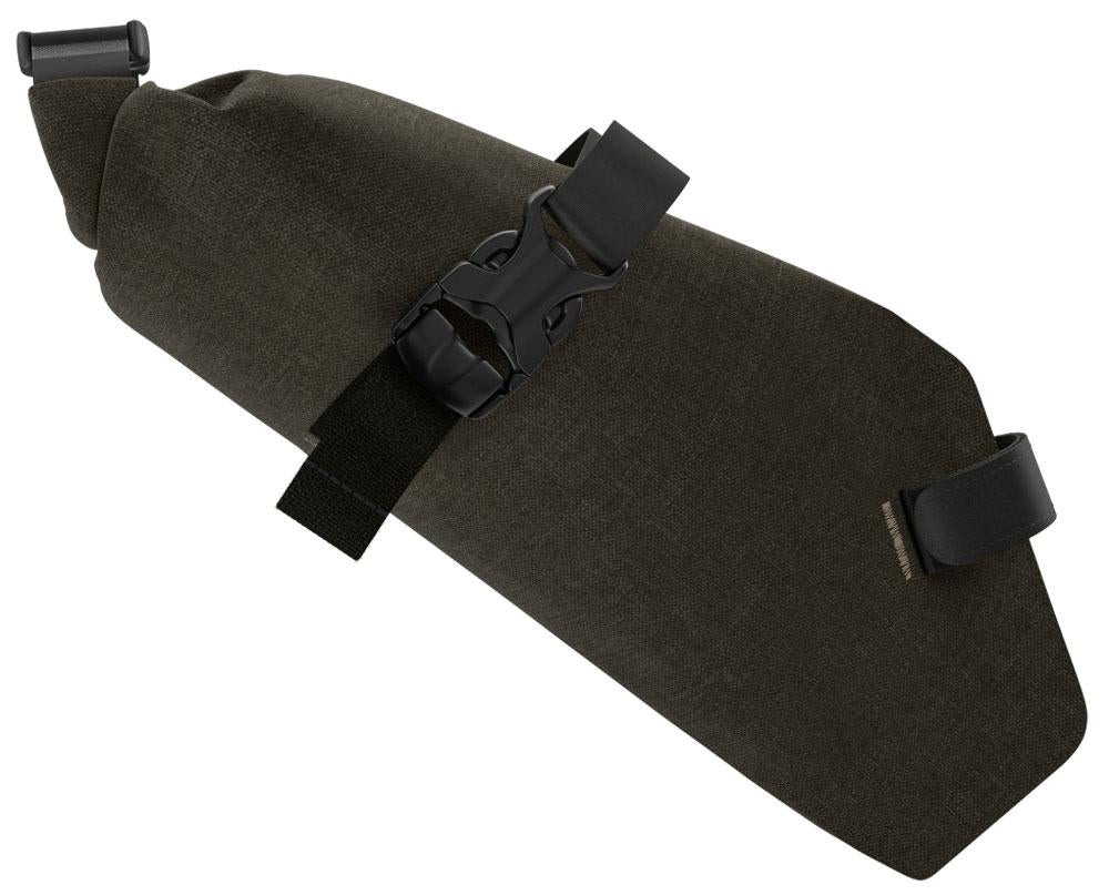 BROOKS Scape Saddle Roll Bag Mud Green - kompakte wasserdichte Satteltasche 1 Liter mit Rollverschluss & Riemenbefestigung - ideal für Gravel & Bikepacking