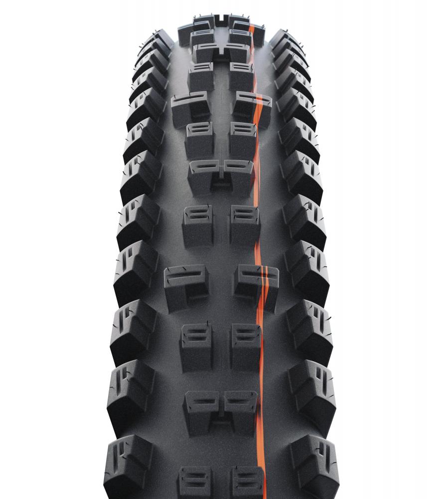 Schwalbe Tacky Chan 29x2.40" Fahrradreifen schwarz mit orangefarbenen Streifen und aggressivem Profil.