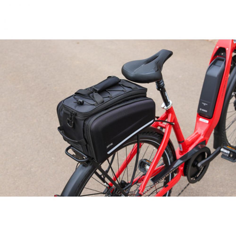Zefal Z Traveler 80 Gepäckträgertasche schwarz auf Fahrrad. Erweiterbar, mit Seitentaschen und Velcro-Befestigung.