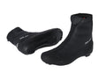 XLC Road Winter-Schuh CB-R07 schwarz Gr. 38. Zwei schwarze Fahrrad-Winterschuhe mit Reißverschluss und Cleat-Sohle.