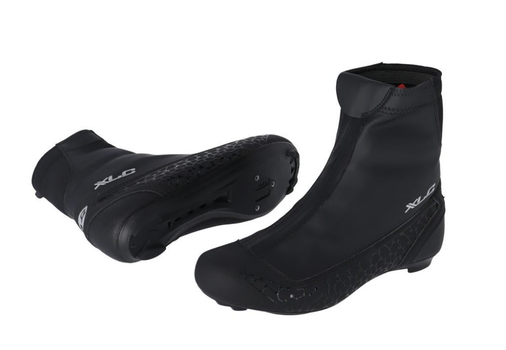 XLC Road Winter-Schuh CB-R07 schwarz Gr. 38. Zwei schwarze Fahrrad-Winterschuhe mit Reißverschluss und Cleat-Sohle.