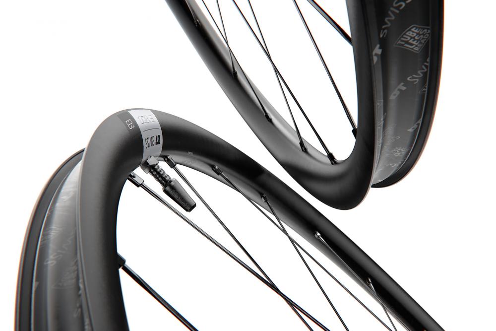 Zwei robuste schwarze DT Swiss E 1800 SPLINE 29 Zoll Disc Tubeless Laufräder mit Ventilen.
