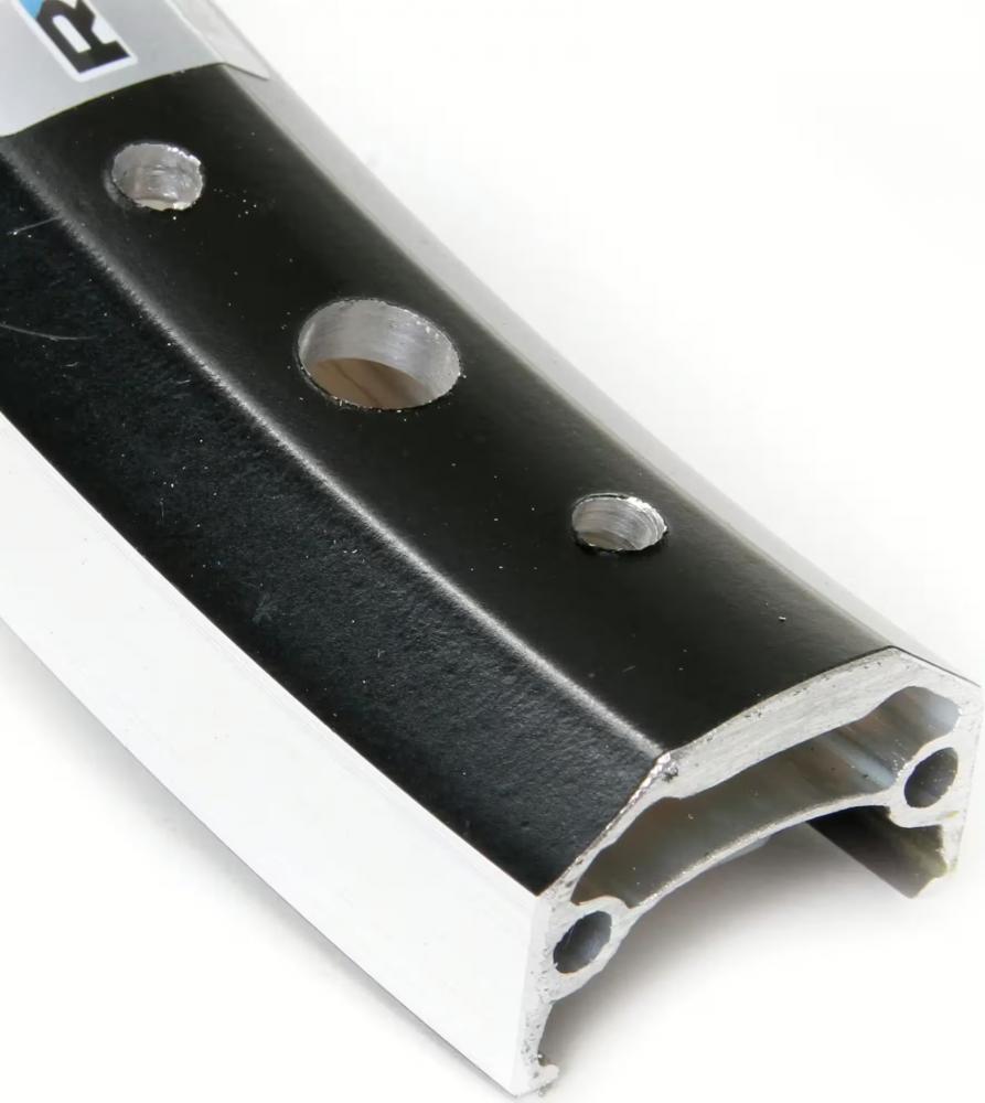 RYDE Felge Andra 40 20 Zoll in Schwarz-Silber, Detailansicht des Aluminium-Profils mit Speichenlöchern.