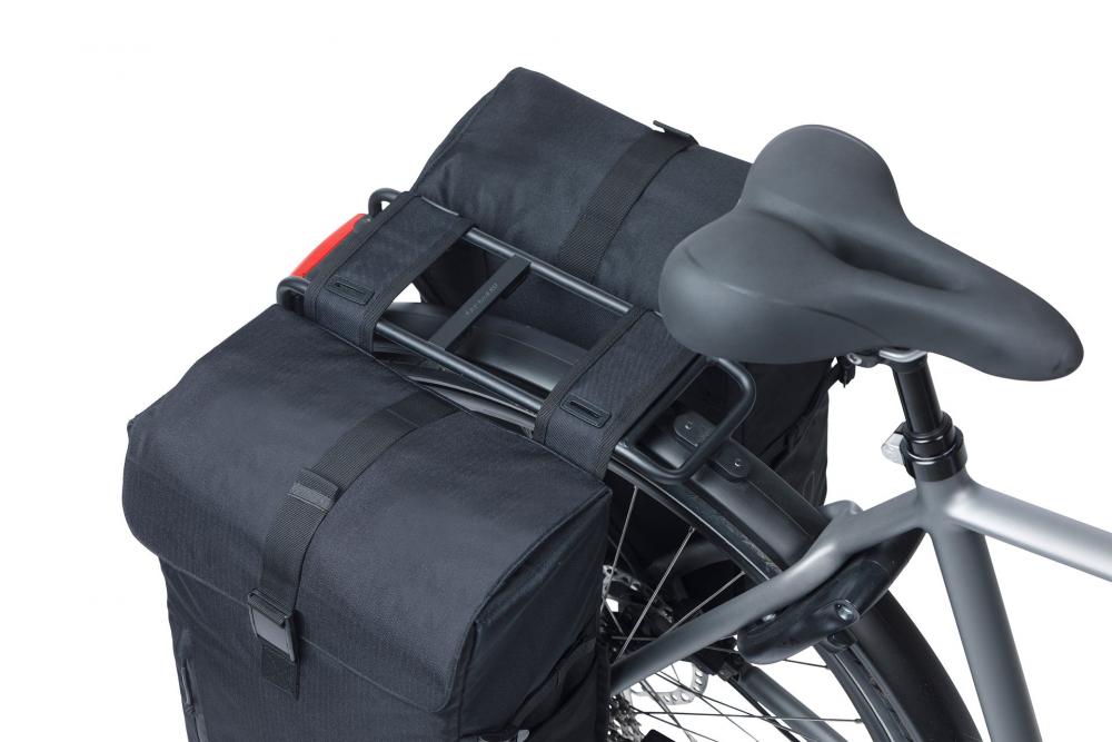Basil Move Doppelpacktasche 30 Liter schwarz - wasserabweisend mit Reflex-Details & Universal-Bridge
