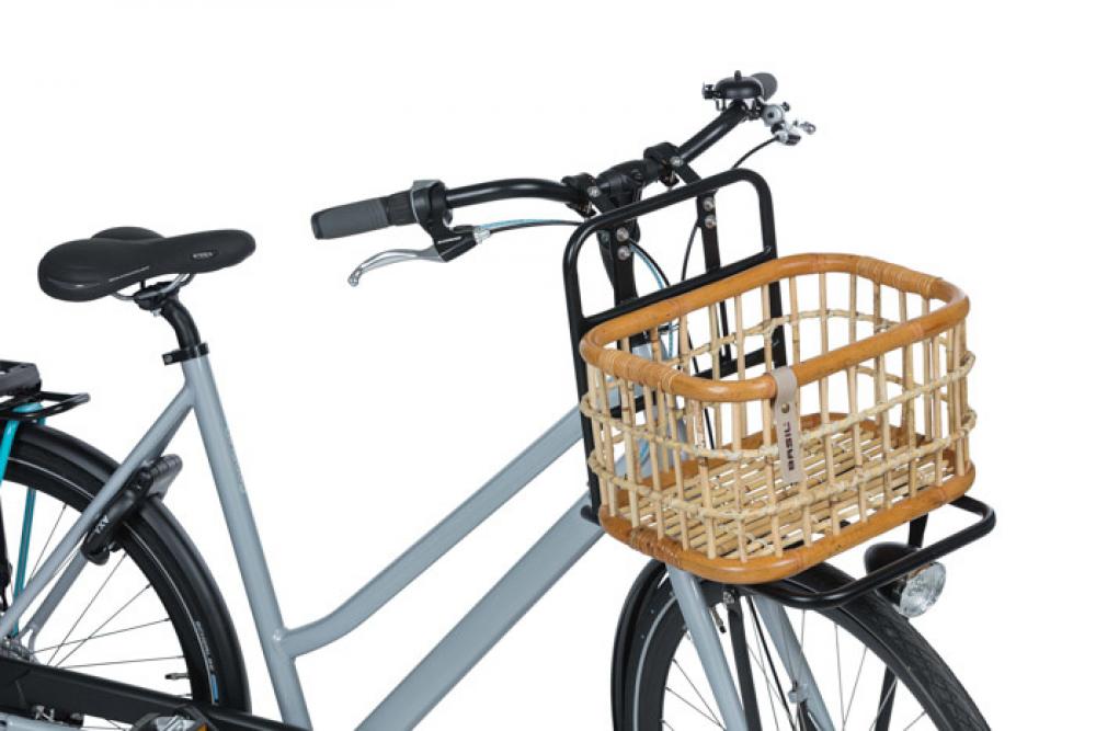 Basil Green Life Rattan Fahrradkorb M naturbraun handgefertigt vorne am grauen Fahrrad.