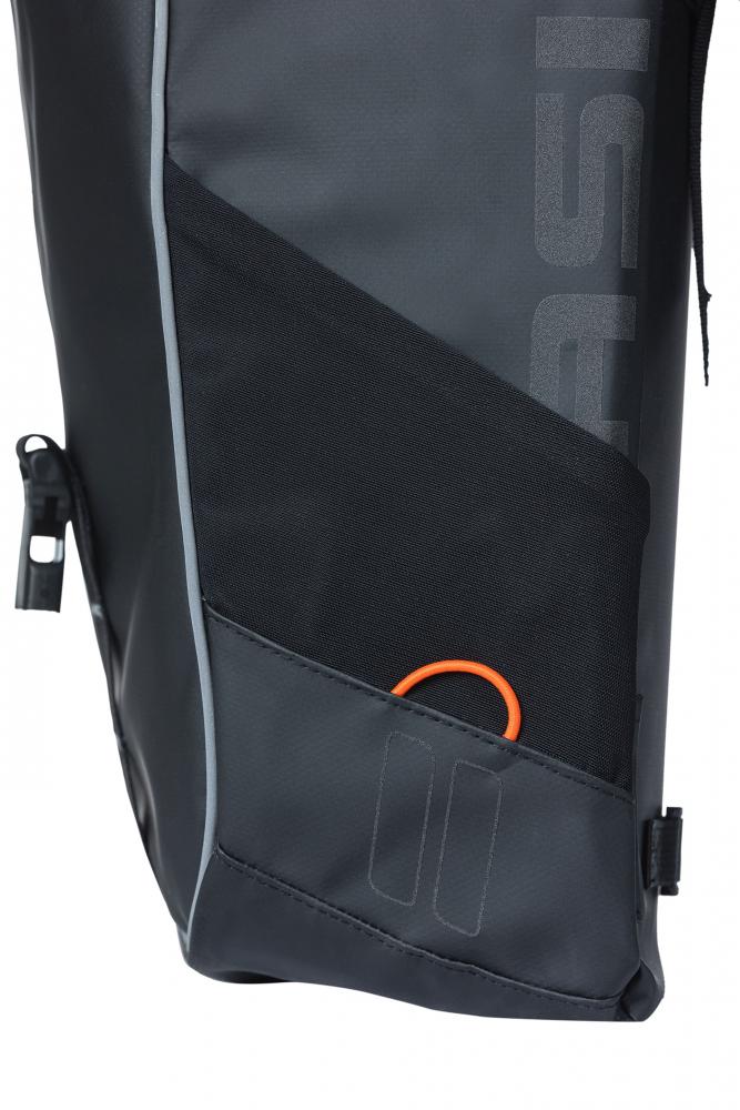 Schwarze Basil Miles MIK 2.0 wasserdichte Fahrradtasche aus Tarpaulin mit Reflexstreifen.