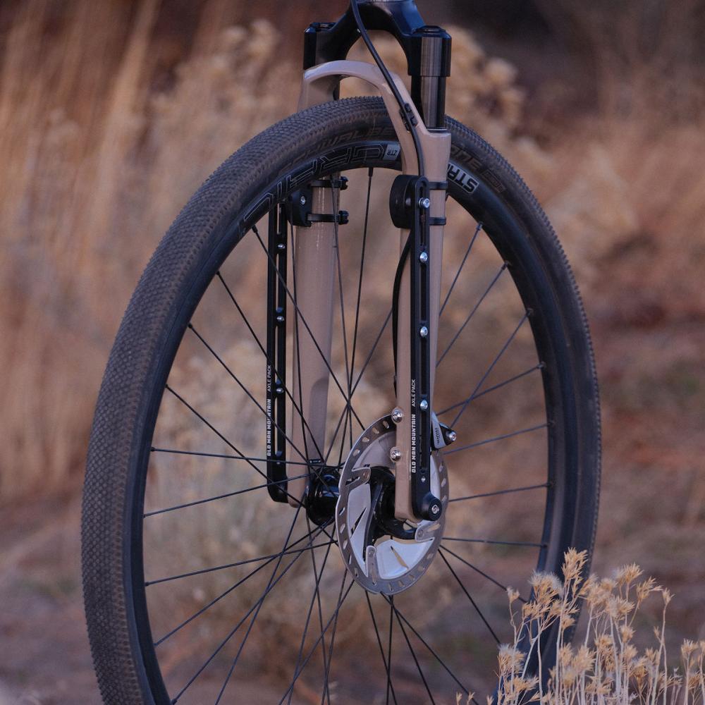 Old Man Mountain Axle Pack One Size Schwarz - leichter Axial-Halter für zusätzliches Gepäck